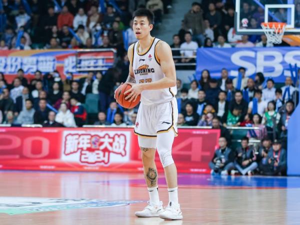 屋漏偏逢連夜雨！張鎮(zhèn)麟7中1僅得2分2板4助 末節(jié)受傷離場(chǎng)